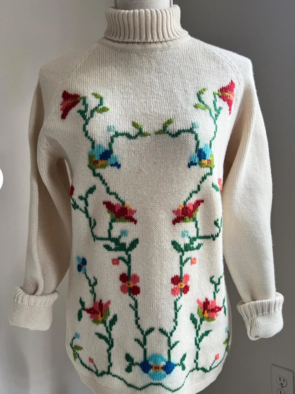 VINTAGE 100% WOOL Cream Turtleneck Floral Knit Sweater